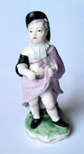 Wiedeń, Cesarska Manufaktura Porcelany. Figurka porcelanowa chłopca.