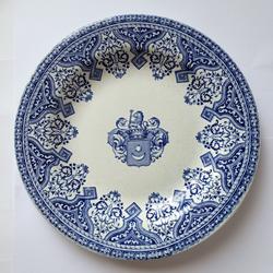 [Herb Leliwa] Talerz fajansowy, głęboki, z herbem Leliwa pod koroną hrabiowską.