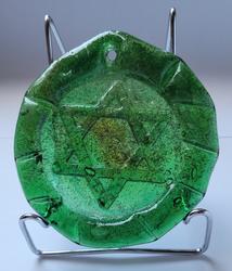 Judaik: plakieta szklana z motywem gwiazdy Dawida. Polska, lata 1900-1939.