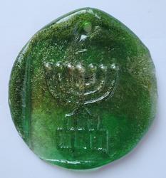 Judaik: plakieta szklana z motywem menory. Polska ok. 1900-1939.