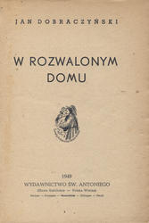 W rozwalonym domu.